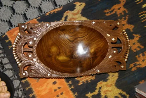 Melanesia South Pacific Art Trobriand Mother Pearl Salty Crocodile Carving 1A22.
